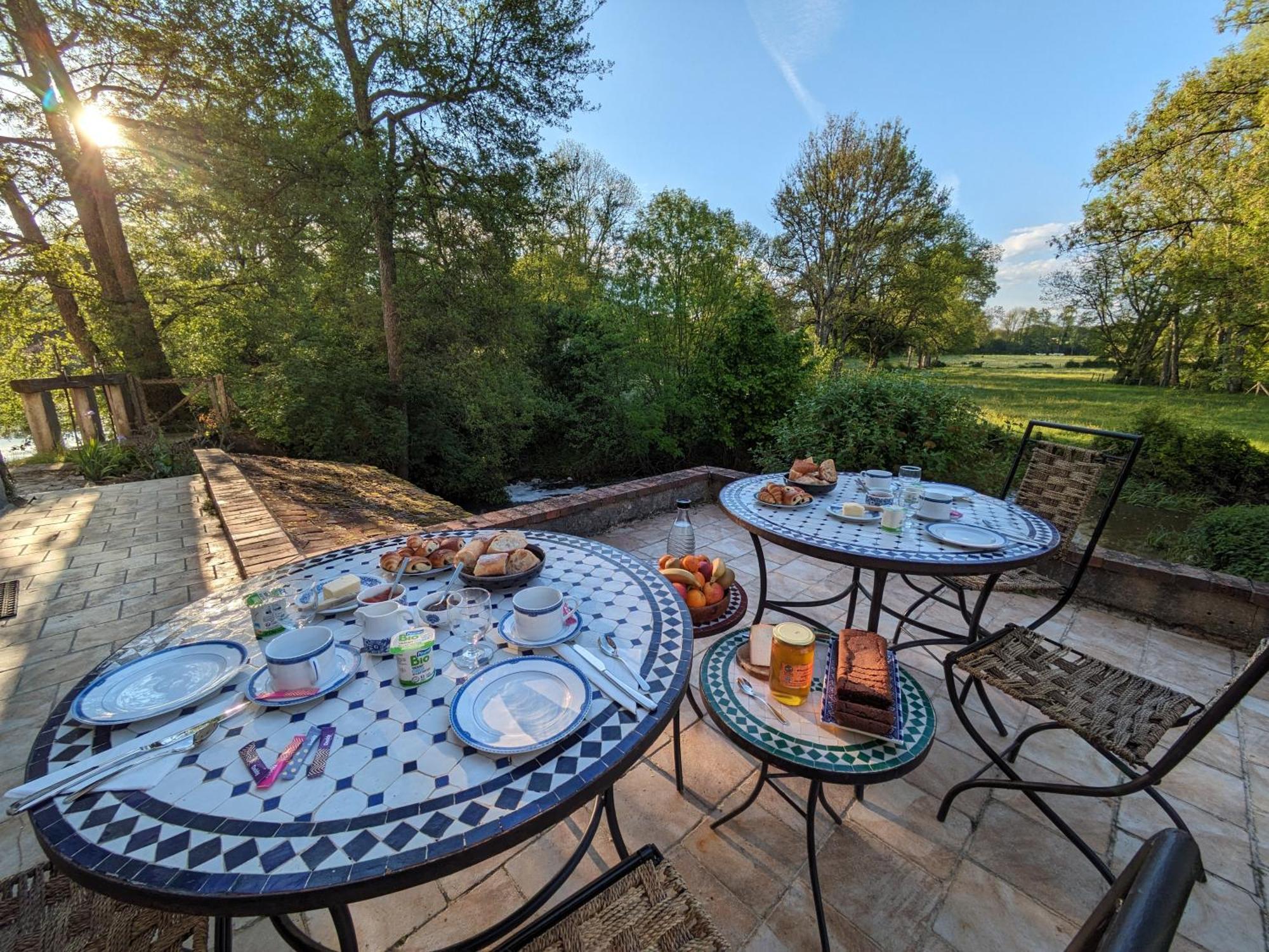 Le Moulin Grenon Bed & Breakfast Mézilles Exterior photo